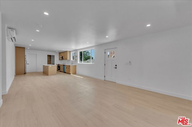 6913 Encino Avenue Upper unit, Los Angeles, CA 91406