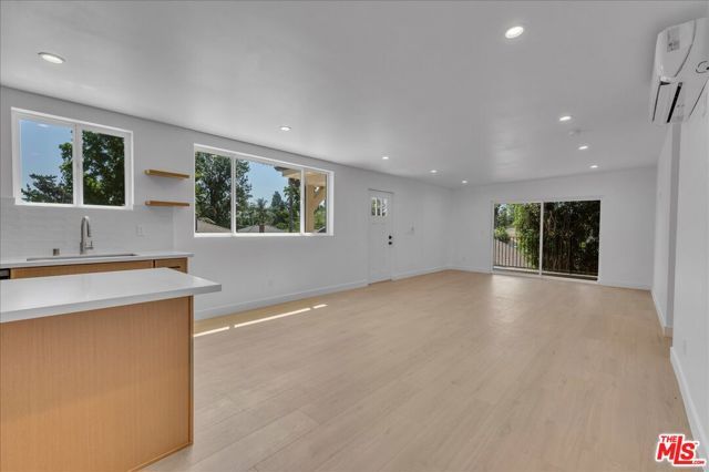 6913 Encino Avenue Upper unit, Los Angeles, CA 91406