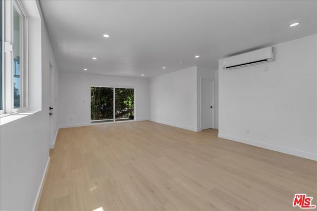 6913 Encino Avenue Upper unit, Los Angeles, CA 91406