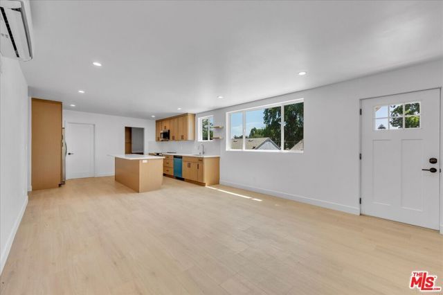 6913 Encino Avenue Upper unit, Los Angeles, CA 91406