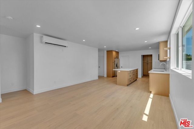 6913 Encino Avenue Upper unit, Los Angeles, CA 91406