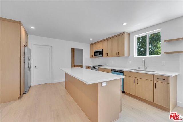 6913 Encino Avenue Upper unit, Los Angeles, CA 91406