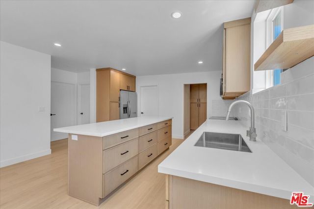 6913 Encino Avenue Upper unit, Los Angeles, CA 91406