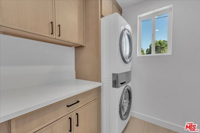 6913 Encino Avenue Upper unit, Los Angeles, CA 91406