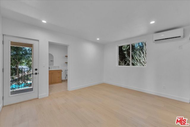 6913 Encino Avenue Upper unit, Los Angeles, CA 91406