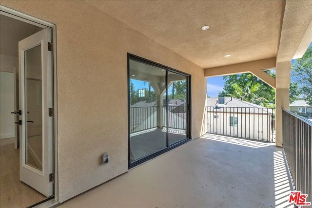 6913 Encino Avenue Upper unit, Los Angeles, CA 91406