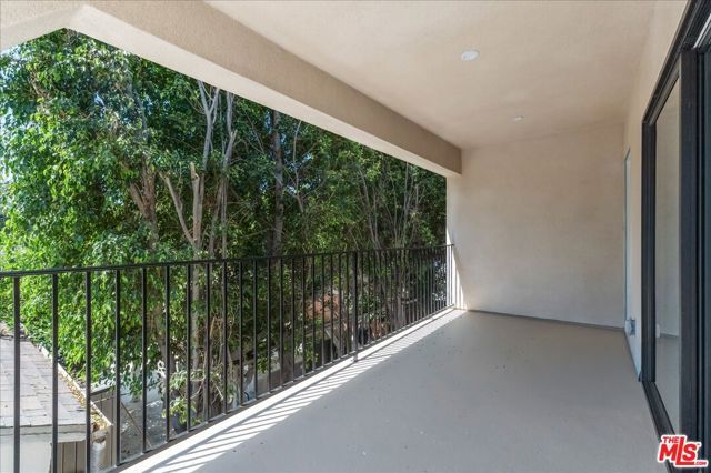 6913 Encino Avenue Upper unit, Los Angeles, CA 91406