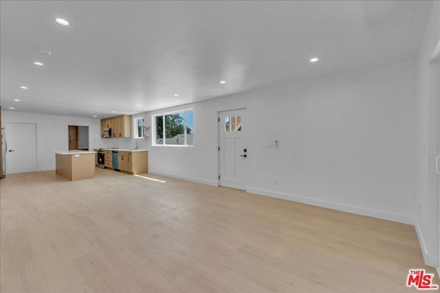 6913 Encino Avenue Upper unit, Los Angeles, CA 91406