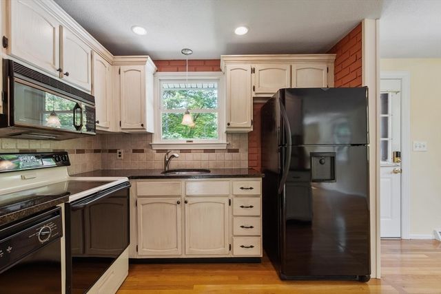 24 Meadowview Rd, Georgetown, MA 01833