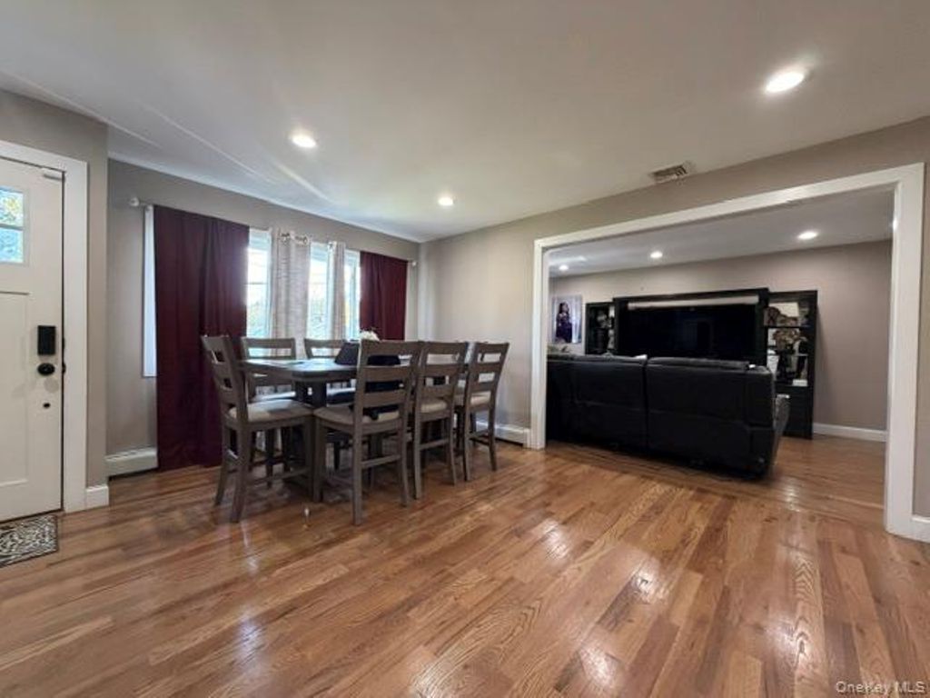 8 Mayflower Court, Brentwood, NY 11717 — photo 4