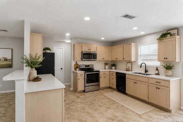 8927 Interlachen, Selma, TX 78154