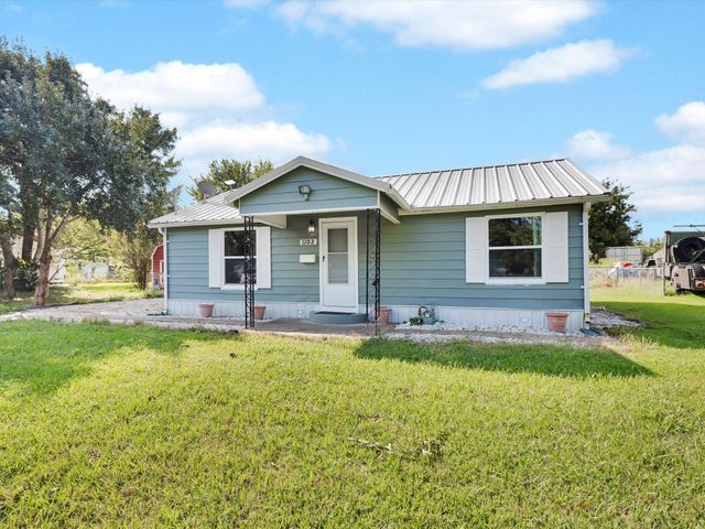 1103 Commerce Street W, Honey Grove, TX 75446