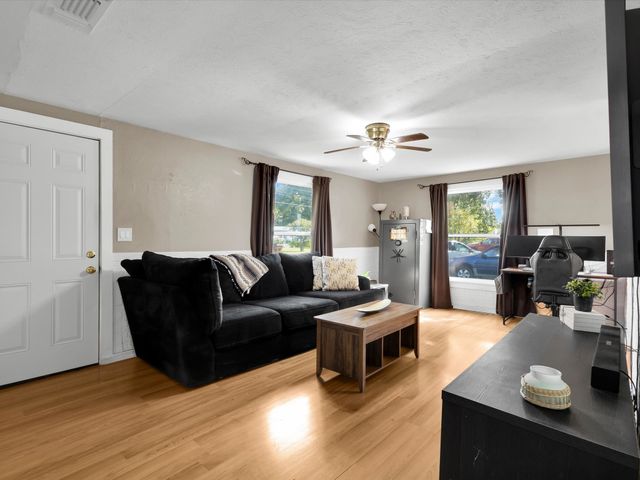 1103 Commerce Street W, Honey Grove, TX 75446