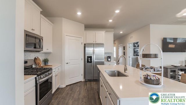 1553 Dresden Drive, Lower Macungie Twp, PA 18031