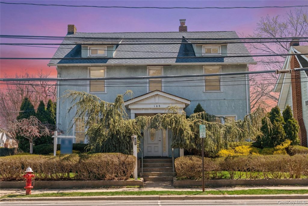108 Hempstead Avenue, Lynbrook, NY 11563