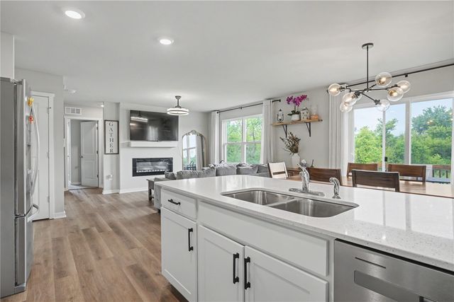 2786 Anne Dr, Hiawatha, IA 52233