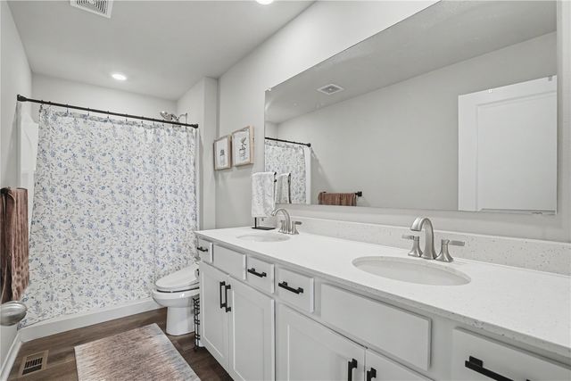2786 Anne Dr, Hiawatha, IA 52233