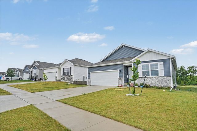 2786 Anne Dr, Hiawatha, IA 52233