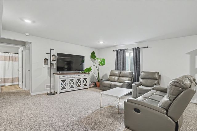 2786 Anne Dr, Hiawatha, IA 52233