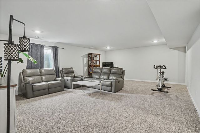 2786 Anne Dr, Hiawatha, IA 52233