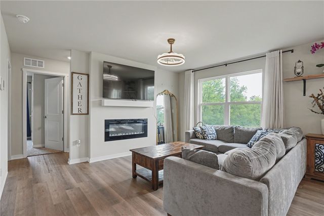 2786 Anne Dr, Hiawatha, IA 52233