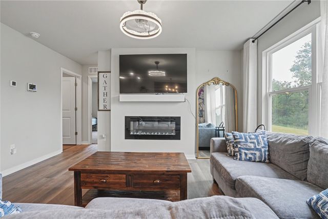 2786 Anne Dr, Hiawatha, IA 52233