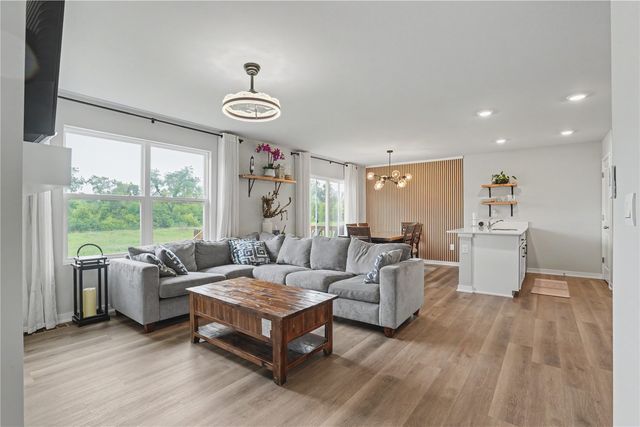 2786 Anne Dr, Hiawatha, IA 52233