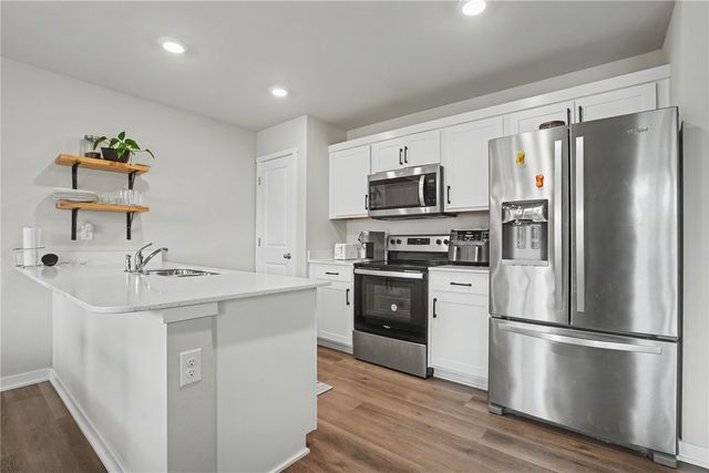 2786 Anne Dr, Hiawatha, IA 52233