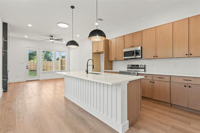 3521 S Harwood Street, Dallas, TX 75215