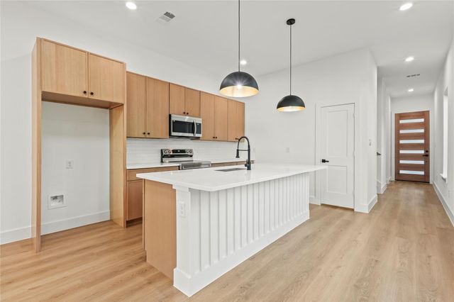 3521 S Harwood Street, Dallas, TX 75215