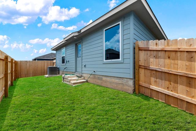 212 Surrey Oaks, Maxwell, TX 78656