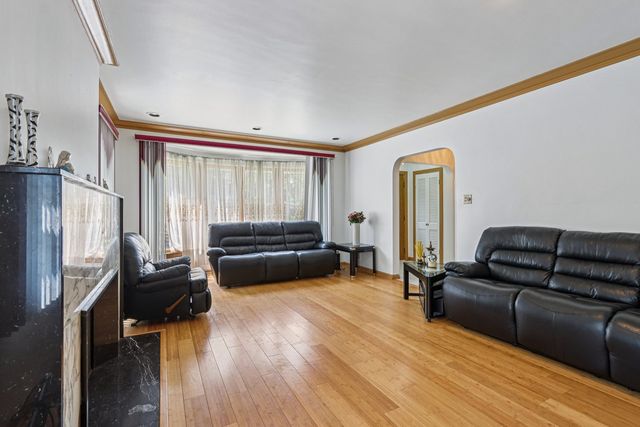 3340 W Glenlake Avenue, Chicago, IL 60659