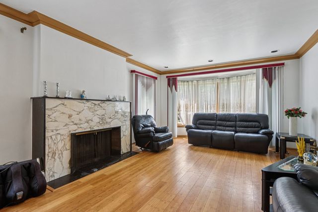 3340 W Glenlake Avenue, Chicago, IL 60659