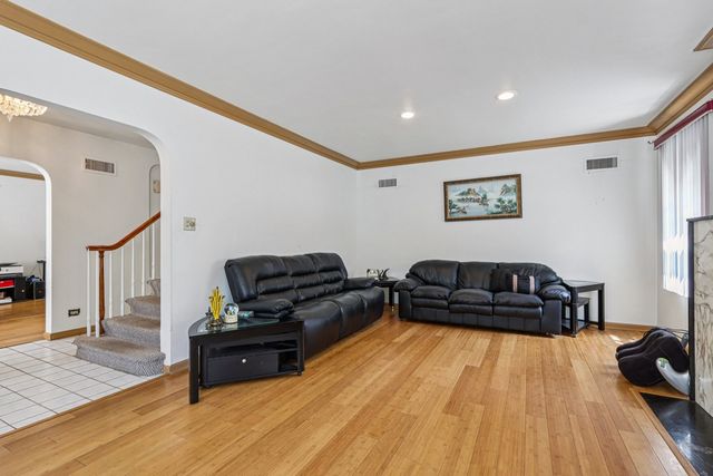3340 W Glenlake Avenue, Chicago, IL 60659