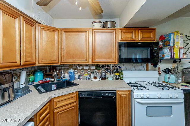3692 Lakepointe Drive, Northwood, OH 43619