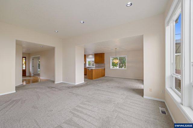 1409 Crestview Dr, Silverton, OR 97381