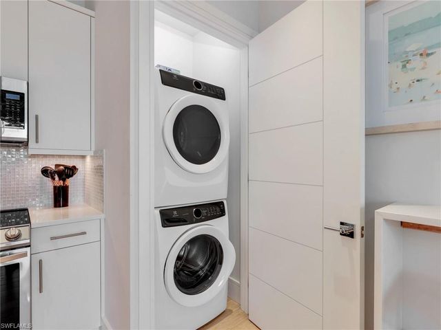 101 8th ST S # 201, Naples, FL 34102