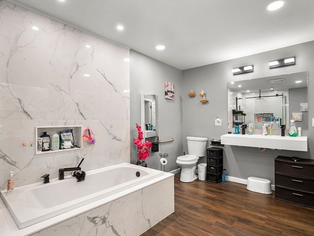 107 7th Ave, Lowell, MA 01854