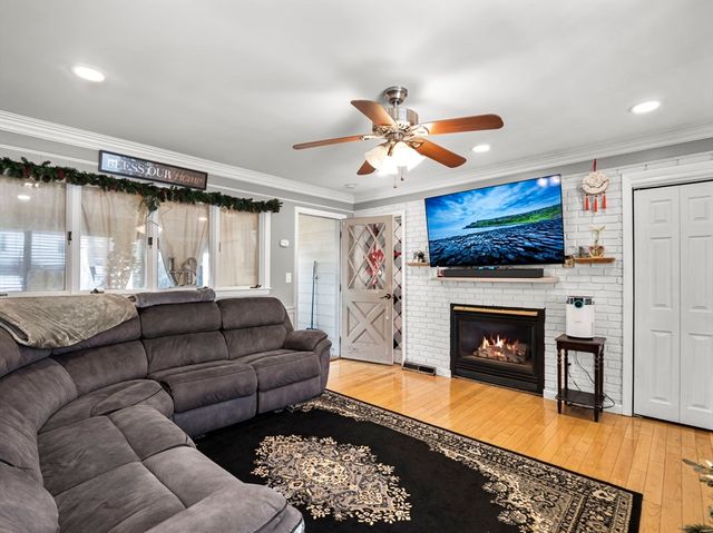 107 7th Ave, Lowell, MA 01854