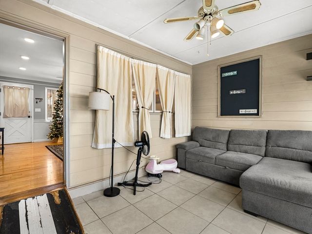 107 7th Ave, Lowell, MA 01854