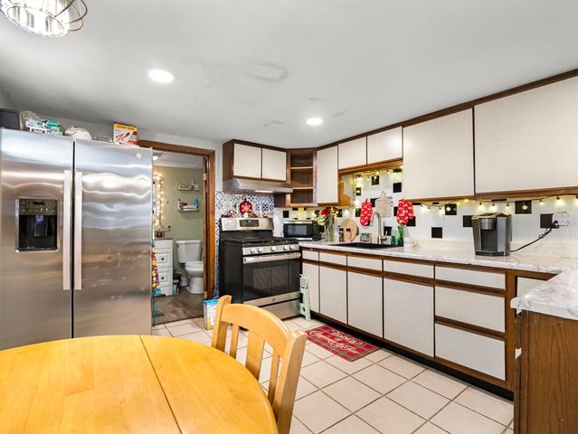 107 7th Ave, Lowell, MA 01854