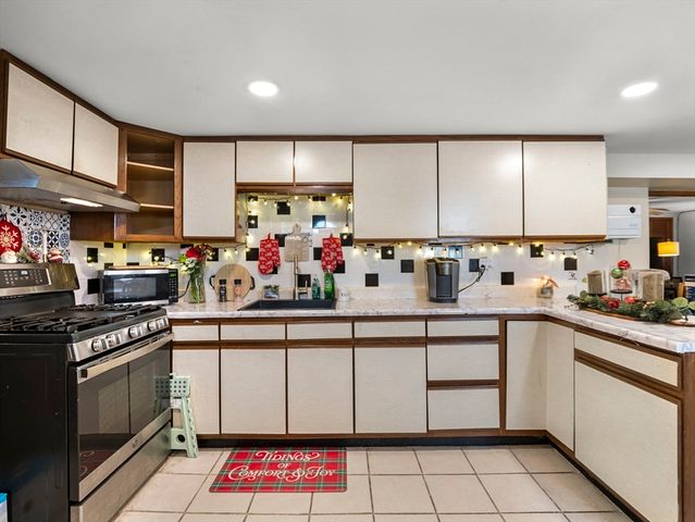 107 7th Ave, Lowell, MA 01854