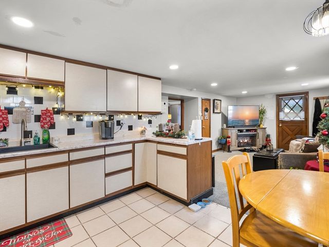 107 7th Ave, Lowell, MA 01854