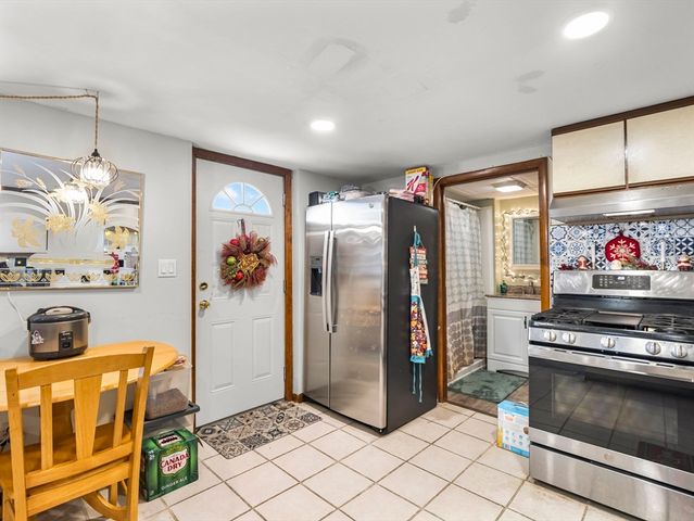 107 7th Ave, Lowell, MA 01854