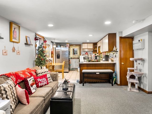 107 7th Ave, Lowell, MA 01854