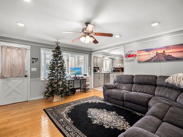 107 7th Ave, Lowell, MA 01854