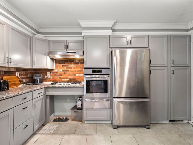 107 7th Ave, Lowell, MA 01854