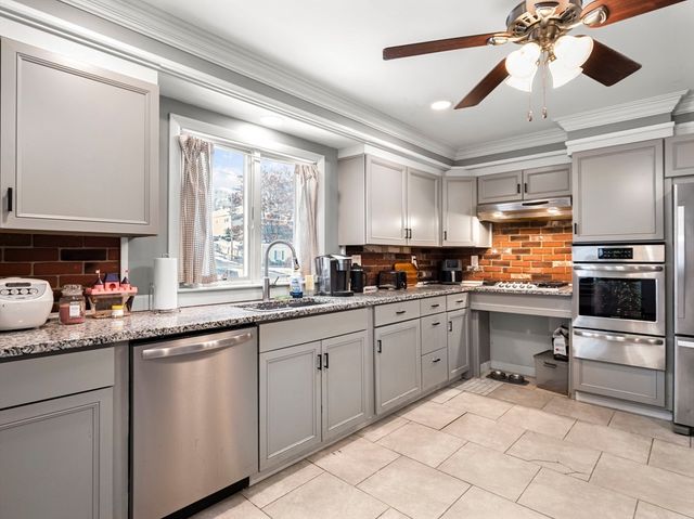 107 7th Ave, Lowell, MA 01854