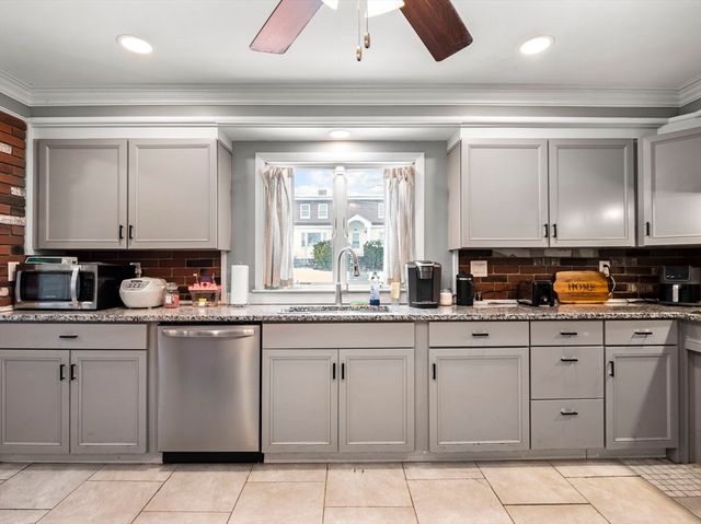 107 7th Ave, Lowell, MA 01854