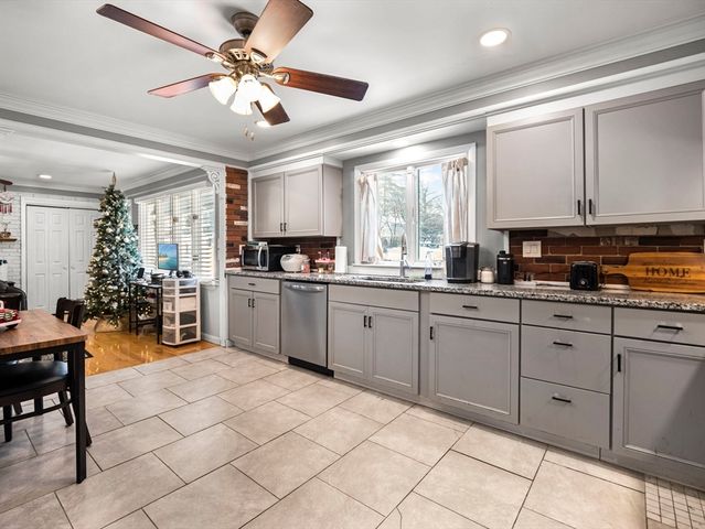 107 7th Ave, Lowell, MA 01854